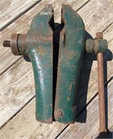 Vise with Pipe Jaws