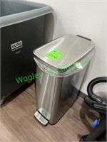 Metal Waste Basket w/ Step Opened Lid