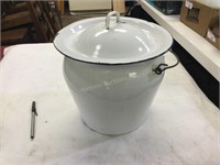 Enamel chamber pot