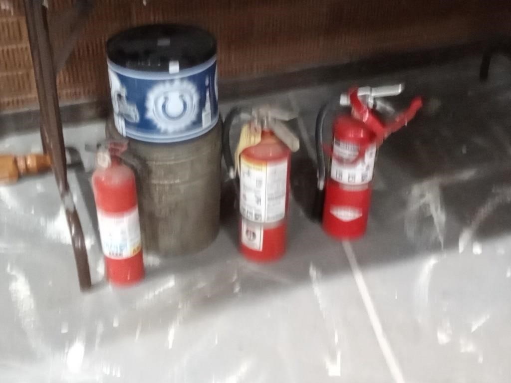 3 fire estinghuishers + 2 tins