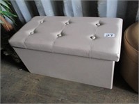 Storage bench w/ blankets & quilts