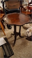 Ant. Duncan Phyfe Short Scalloped Edge Pie Table