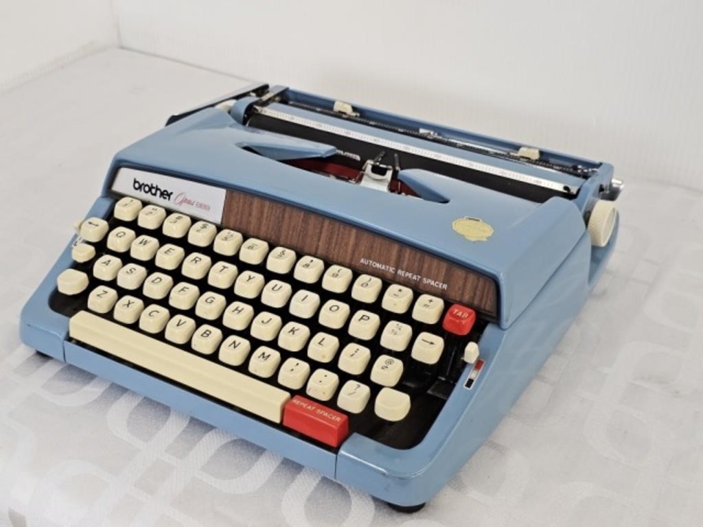 BROTHER OPUS889 TYPEWRITER - 12.5" SQUARE IN CASE