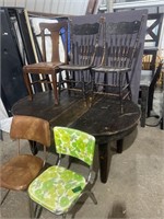 Vintage round table goes from 44" to 63",