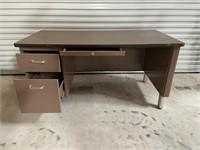 Metal desk with return