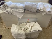 V - LOT OF BATH TOWELS (M41)