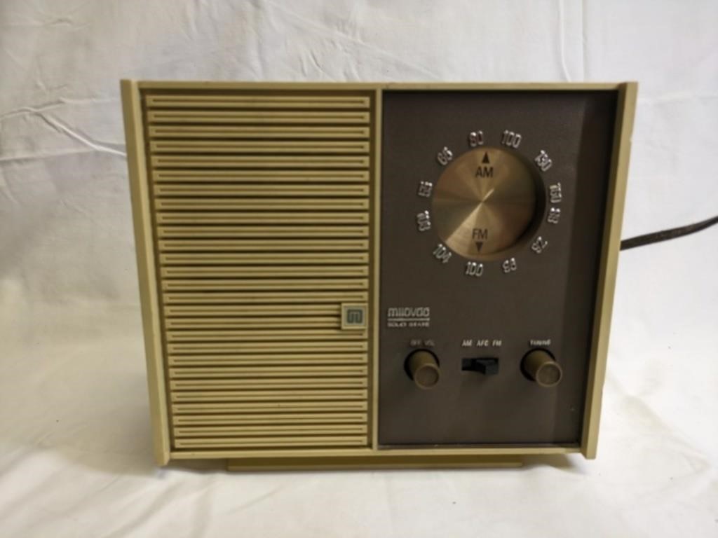 Vintage Milovac Radio  - works