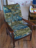29"x 34"x 38" Antique Oak Recliner W/Cushions