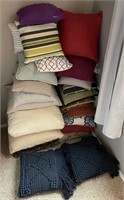 U - LOT OF TOSS PILLOWS (P17)