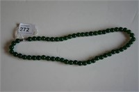 Green jade beaded necklace, approx. 22cm L