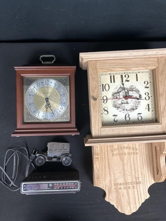 Battery operated mantel clock wall clock with old