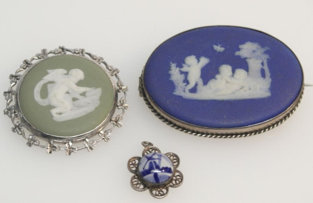 2 WEDGEWOOD BROOCHES & PENDENT