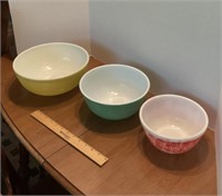 Nesting Pyrex Mixing Bowls 3, 1 is discolored