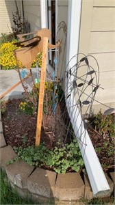 Angel stake and leaf wire fencing, corner of