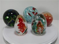 5 SIGNED & OTHER GLASS PAPERWEIGHTS