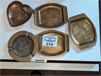Brassware ash tray, heart and hammered dishes