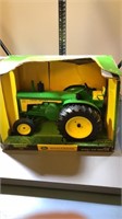 Ertl John Deere model 830 tractor 1/16
