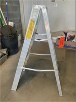 4 ft. aluminum step ladder