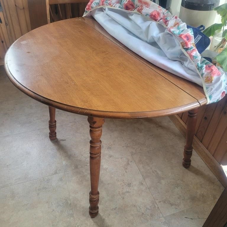 42" round kitchen table w/ 4 chairs and 10" leaf