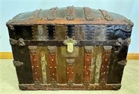 DESIRABLE ANTIQUE DOME TOP FITTED STEAMER TRUNK