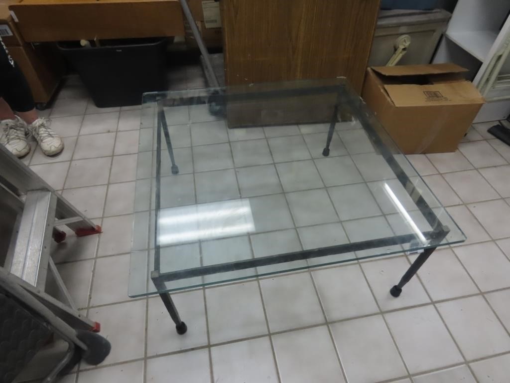 Coffee table w/clear glass top.