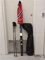 SET OF HEAD SKIS WITH POLES IN BAG