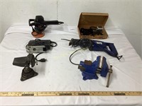 4 ELECTRIC TOOLS AND 2 VISES