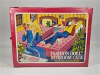 VINTAGE FASHION DOLL BEDROOM CASE W/ ACCESSORIES