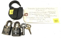 Lot, 3 DL & WRR locks and 2 keys