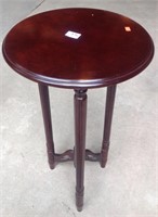 Cherry finish contemporary table stand