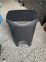 13 gallon trashcan and lid black