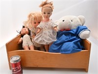 3 poupées, 1 peluche et 1 lit en bois fait au