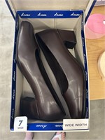Brown size 7W ladies dress shoes