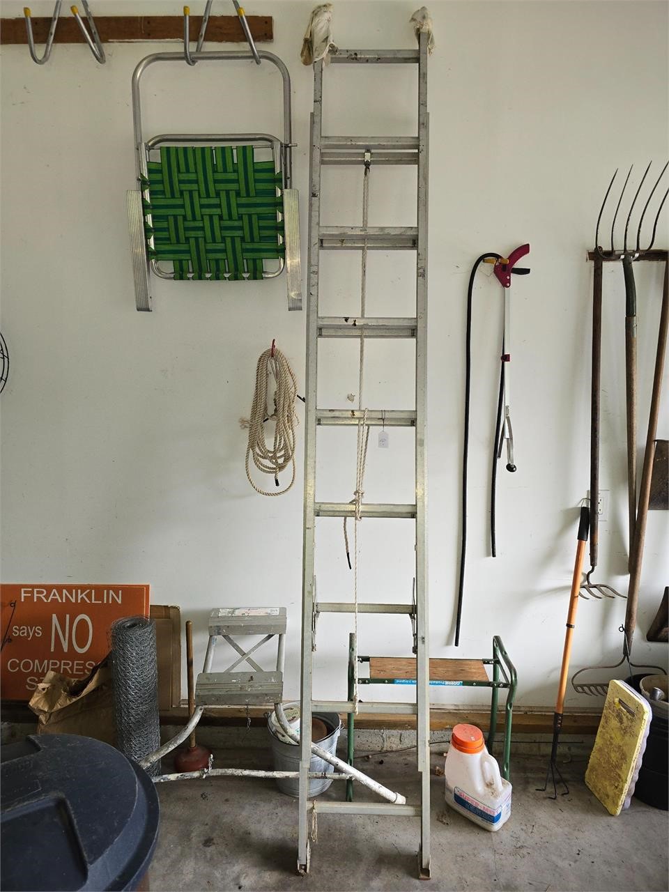 Aluminum extension ladder with stabilizer