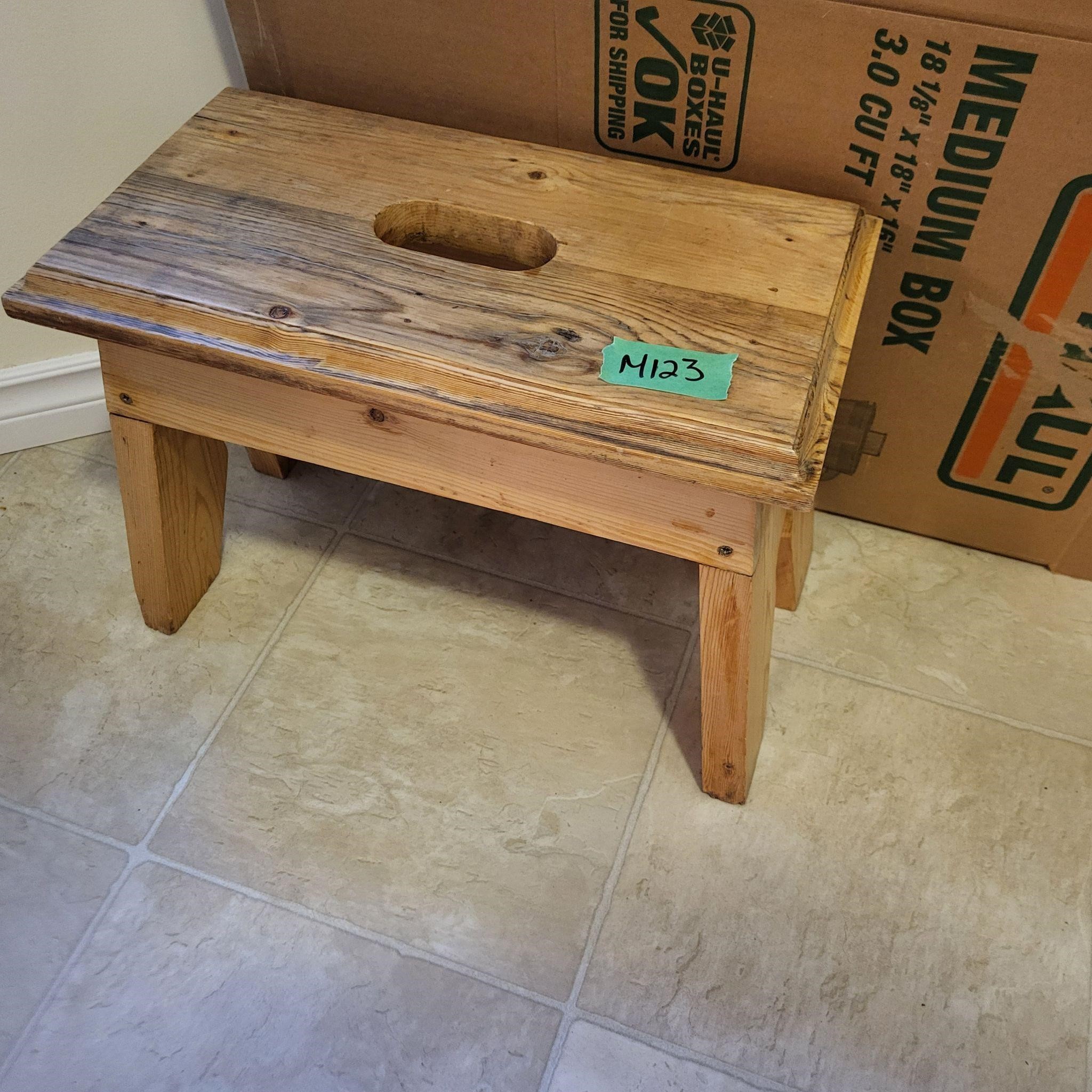 M123 Wood stool