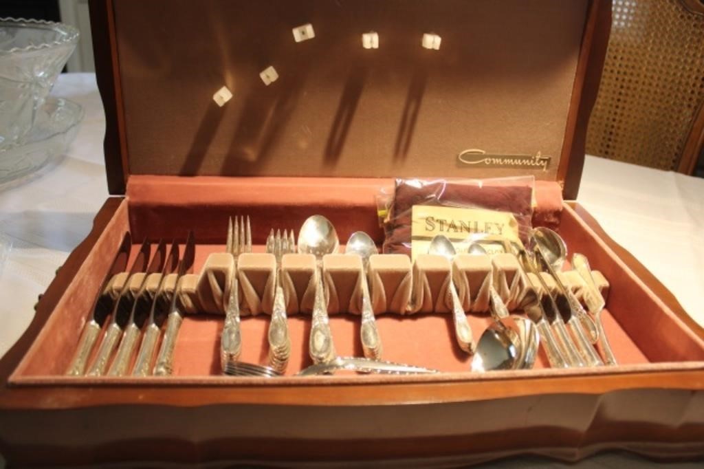 8 Place Flatware & Case "White Orchid" - Community