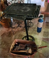 Small grill with grilling accessories