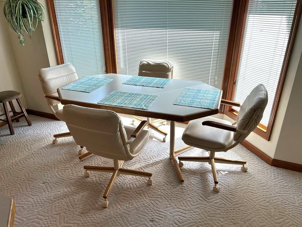 Kitchen table with 1 added leaf & 4 chairs