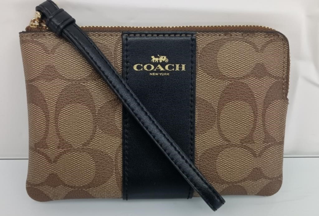Coach wristlet in great condition