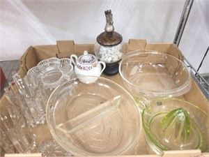 TRAY OF ASSORTED GLASSWARE, JUICER