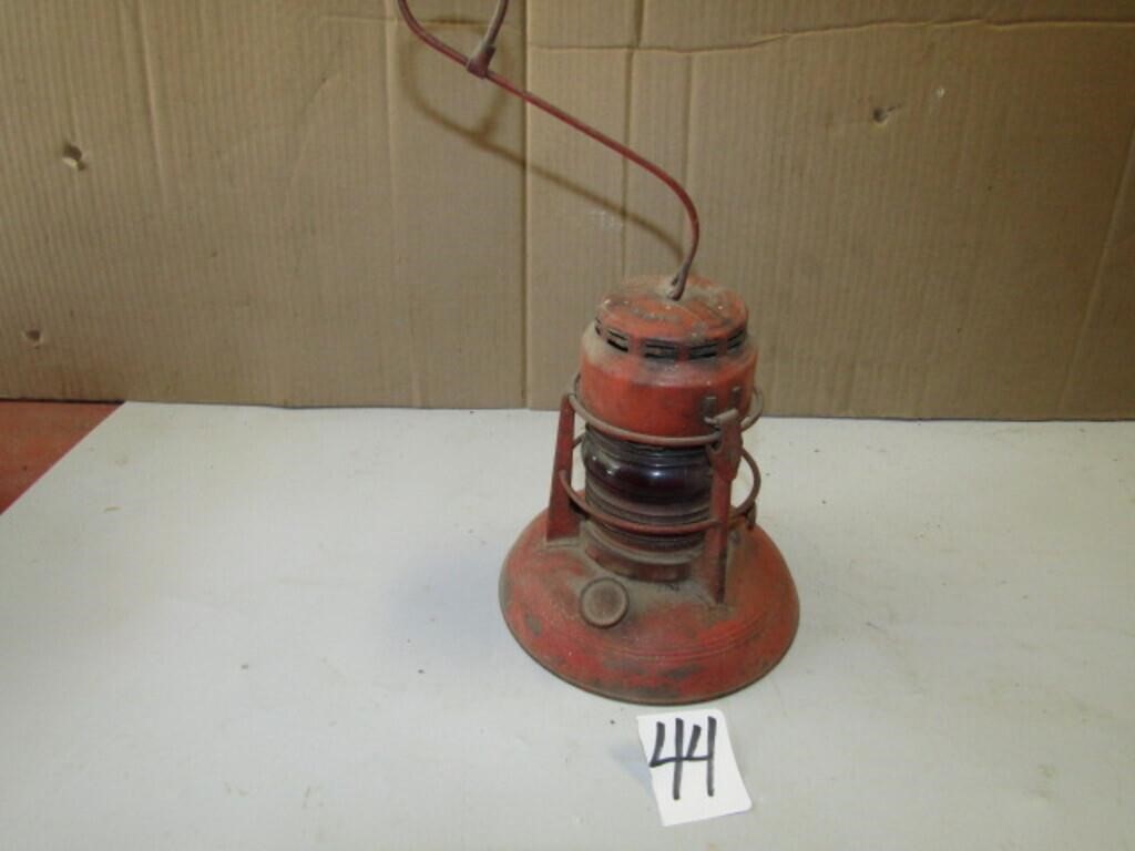 DIETZ #40 RED RIBBED GLOBE LANTERN