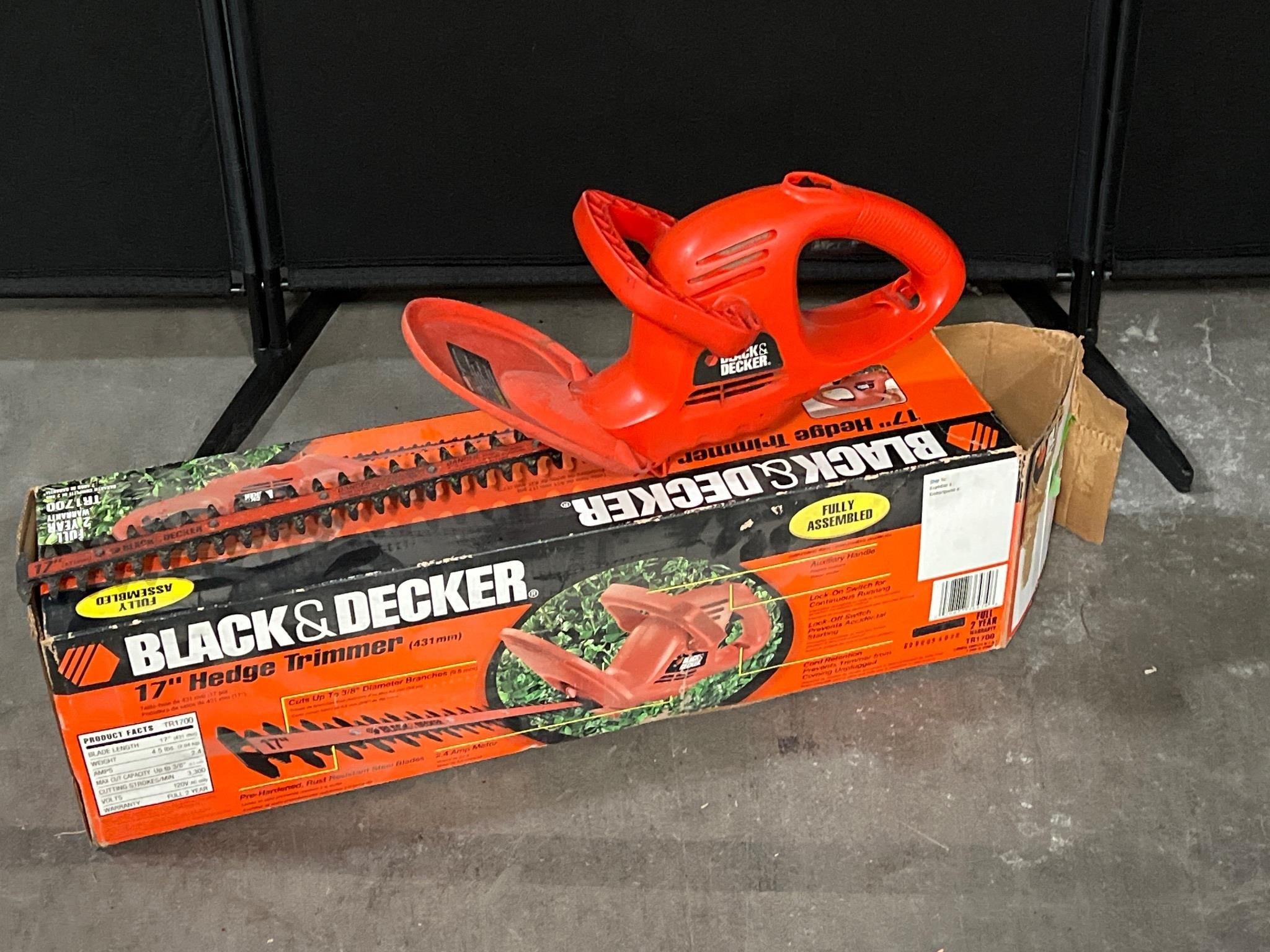 BLACK & DECKER 17” HEDGE TRIMMER W/ BOX