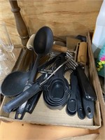 black kitchen utensil set