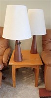 OAK END TABLE AND 2 TABLE LAMPS