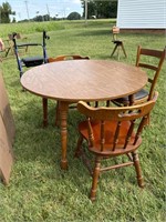 Early American Round Table with extra leaves with