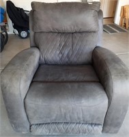 11 - NICE RECLINER CHAIR