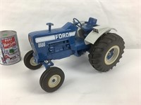 Tracteur vintage en métal peint, Ford 8600