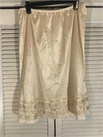 VINTAGE VELROSE HALF SLIP SIZE 2X