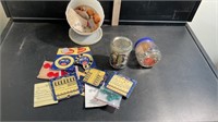ASSORTED VINTAGE BUTTONS AND SEWING ITEMS