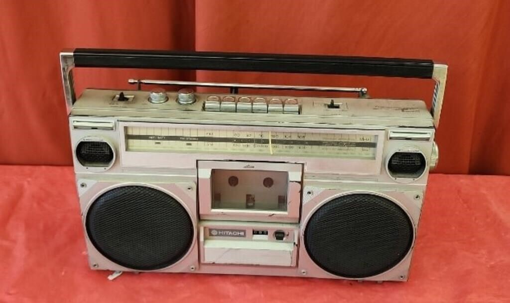 Hitachi Tape Player. Needs batteries.